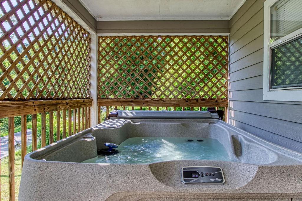 River Song, Near River, Hot Tub, Foosball, Wifi 1089 Free Tickets Each Paid Day, Dollywood And More Sevierville Exteriör bild
